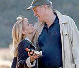 John Cleese et sa petite amie Barbie Orr, qui lui a menti sur son âge en se rajeunissant de 20 ans !