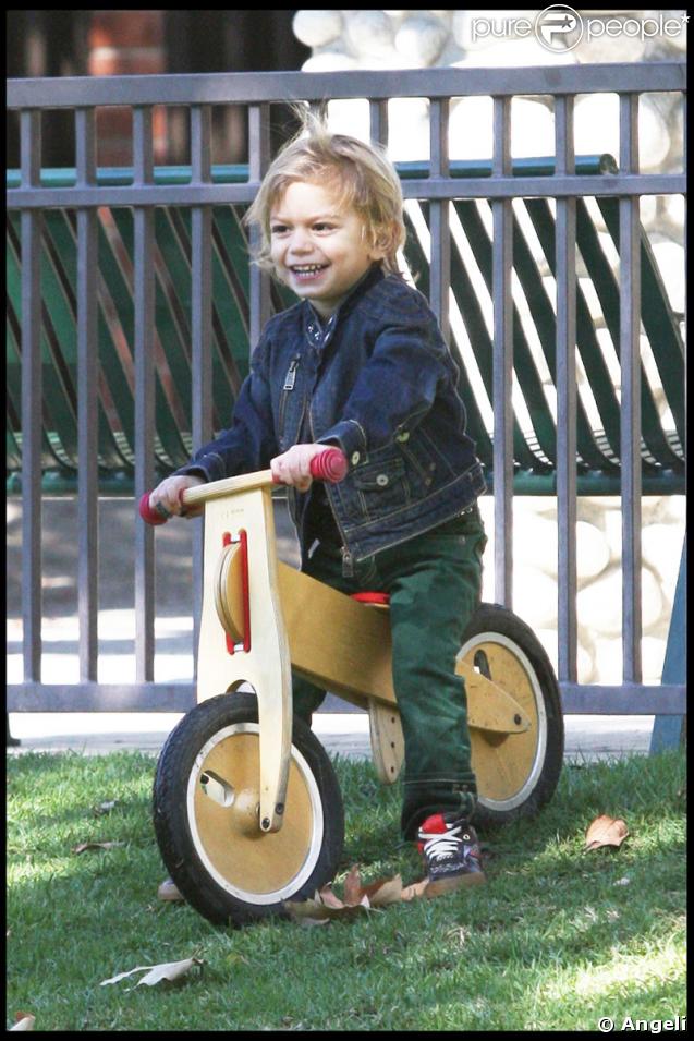 Kingston est au square avec sa nounou pour faire du vélo... sans petites roulettes !