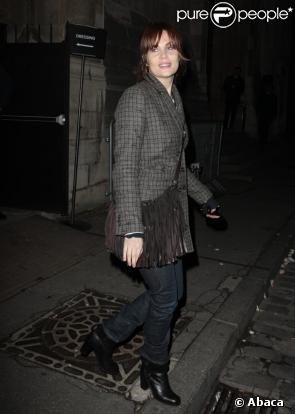 Emmanuelle Seigner au défilé Givenchy, le 27/01/09