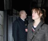 Emmanuelle Seigner quitte le défilé Givenchy Haute Couture Printemps-Eté, le 27/01/09