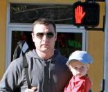 Liev Schreiber passe un moment entre hommes avec son fils Alexander : la main est rouge ! 