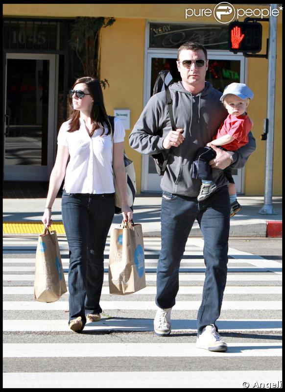 Liev Schreiber passe un moment entre hommes avec son fils Alexander : la main est rouge ! 