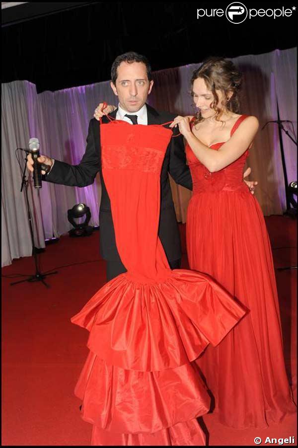 Gad Elmaleh et la chanteuse Elina Zinskaya à la soirée des 10 ans de l'association Innocence en danger