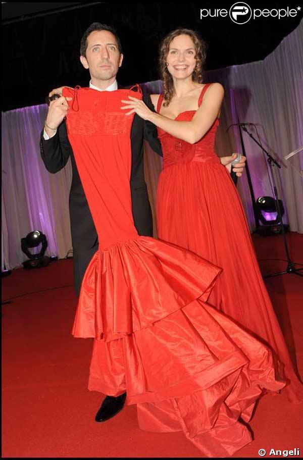 Gad Elmaleh propose une robe aux enchères avec la chanteuse Elina Zinskaya à la soirée des 10 ans de l'association Innocence en danger