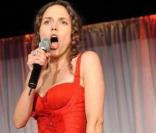 La chanteuse Elina Zinskaya à la soirée des 10 ans de l'association Innocence en danger