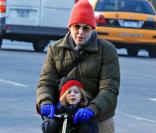 Matthew Broderick initie son petit James aux joies de la trottinette ! Youpi !
