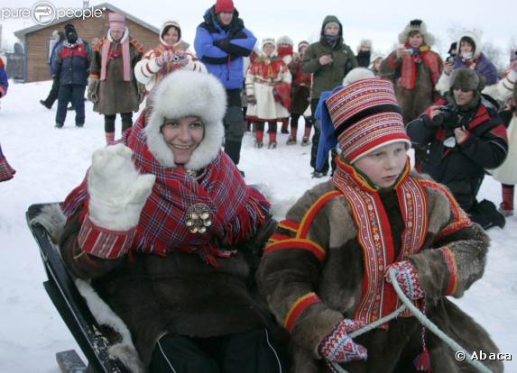 Mette-Marit et Haakon de Norvège ont entrepris un périple de deux jours dans le comté de Finnmark, région norvégienne arctique... Et le jeune Marius met la main à la pâte !
