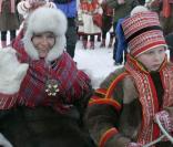 Mette-Marit et Haakon de Norvège ont entrepris un périple de deux jours dans le comté de Finnmark, région norvégienne arctique... Et le jeune Marius met la main à la pâte ! 