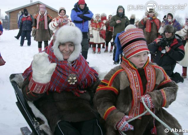 Mette-Marit et Haakon de Norvège ont entrepris un périple de deux jours dans le comté de Finnmark, région norvégienne arctique... Et le jeune Marius met la main à la pâte ! 