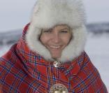Mette-Marit, chaudement couverte pour affronter le grand nord norvégien, mais pas sans sa quincaillerie ! 