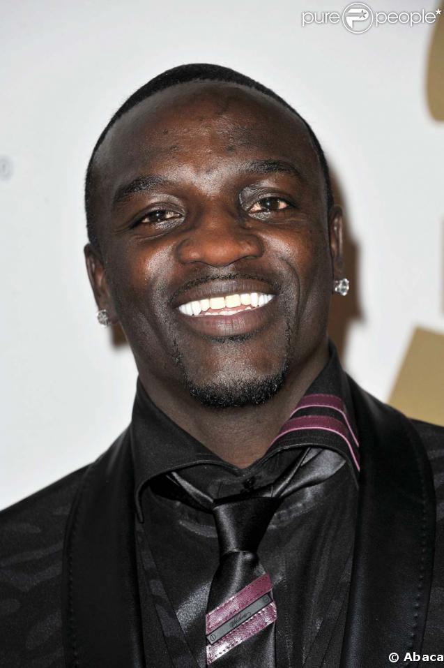 http://static1.purepeople.com/articles/9/24/64/9/@/169426-akon-le-7-fevrier-2009-a-la-soiree-637x0-4.jpg