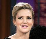  On retrouve avec plaisir la charmante Drew Barrymore qui porte une élégante robe composée, semble-t-il, d'une multitude de roses noires. 