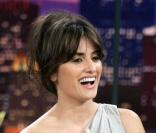 Discrète oui, mais quand Jay Leno fait le plaisantin, Penélope Cruz ne résiste pas visiblement ! 