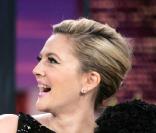 Profil parfait de l'actrice qui met en valeur son chignon impeccable. 