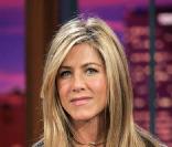 Son sautoir en or illumine sa robe classique mais élégante. Jennifer Aniston, icône glamour ne fait jamais de fausses notes fashion ! 