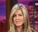 Son sautoir en or illumine sa robe classique mais élégante. Jennifer Aniston, icône glamour ne fait jamais de fausses notes fashion ! 