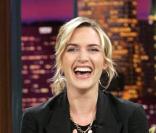 La belle actrice n'a certainement pas résisté à une plaisanterie de l'animateur. 