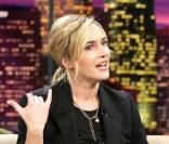 Kate Winslet vêtue d'un tailleur noir sobre reste glamour et hypnôse Jay Leno lorsqu'elle parle ! 