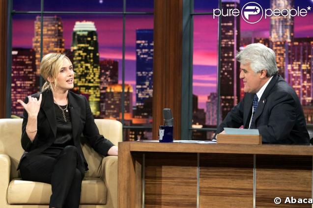 Kate Winslet vêtue d'un tailleur noir sobre reste glamour et hypnôse Jay Leno lorsqu'elle parle ! 