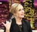Kate Winslet vêtue d'un tailleur noir sobre reste glamour et hypnôse Jay Leno lorsqu'elle parle ! 