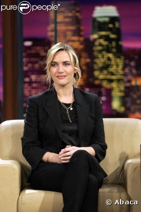 La comédienne fait une pose parfaite, sérieuse et glamour à la fois. Manifestement, le Tonight Show de Jay Leno accueille l'actrice la plus en vogue d'Hollywood en ce moment !