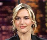 La comédienne fait une pose parfaite, sérieuse et glamour à la fois. Manifestement, le Tonight Show de Jay Leno accueille l'actrice la plus en vogue d'Hollywood en ce moment ! 