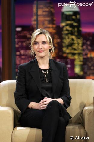 La comédienne fait une pose parfaite, sérieuse et glamour à la fois. Manifestement, le Tonight Show de Jay Leno accueille l'actrice la plus en vogue d'Hollywood en ce moment ! 