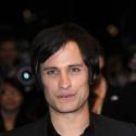 Le charmant Gael Garcia Bernal... très élégant et bien entouré !