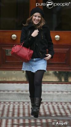 Kylie Minogue à la sortie de chez elle à Londres le 9 février 2009.