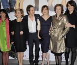 Le charme du casting - Blanca Li, Marina Foïs, Emmanuelle Seigner, Karine Viard et Marina Hands - entourent Christopher Thompson. 