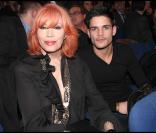 Générale de  Cléopâtre, la dernière reine d'Egypte , lundi 9 février 2009 : Amanda Lear et le jeune comédien Edouard Collin, qui joueront prochainement ensemble sur scène dans 