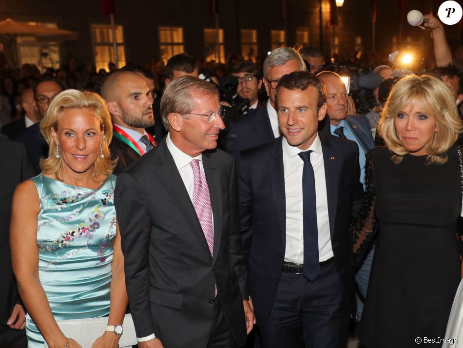 Wilfried Halsauer, sa femme Christina, Emmanuel Macron et sa femme Brigitte - Le président de la République française Emmanuel Macron et sa femme la Première dame Brigitte Macron (Trogneux) assistent au festival de Salzbourg, Autriche, le 23 août 2017.