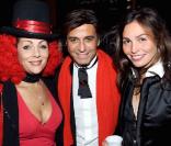Jolie brochette de personnalités s'étant prêtées au jeu du dress code red and black : Hermine de Clermont-Tonnerre, le créateur capillaire Alexandre Zouari et le mannequin Inès Sastre 