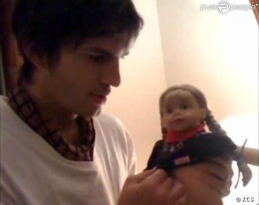Ashton Kutcher parodie Michael Jackson