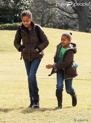 La famille Obama débarque de Marine One et arrive à la Maison-Blanche