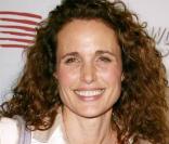 Andie McDowell... toujours très élégante l'égérie L'Oréal ! 