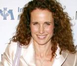 Andie McDowell... très jolie sur le tapis rouge de l'événement ! 