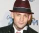 Benji Madden qui ne quitte jamais son chapeau, car il fait partie de sa tête, mais chuuuut... c"est un secret... 