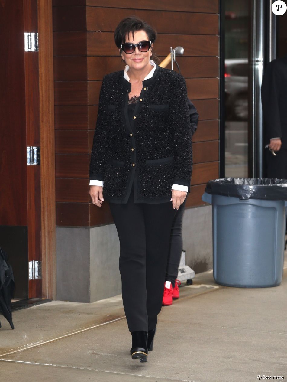 Kris Jenner quitte la séance photo de sa fille Kendall Jenner à New York. La matriarche de la famille Kardashian vient juste de renouveler le contrat de 'Keeping Up With the Kardashian'. Un deal qui rapporterait 150 millions de dollars à la famille Kardashian, le 24 octobre 2017.