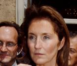 Cécilia Sarkozy et sa bague (la même que celle de Carla Bruni !). 
