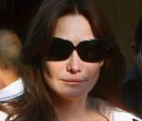 Carla Bruni et sa bague offerte par le président...  La même que celle de Cécilia Sarkozy. 