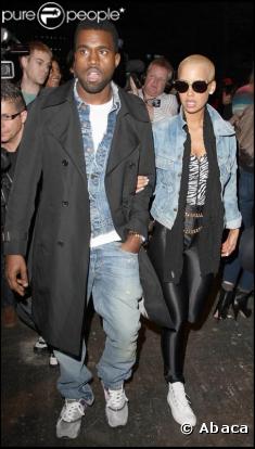 Kanye West et sa belle (super belle), lors du défilé Vivienne Westwood le 21 février à Londres ! Ils sont assortis et c'est réussi !