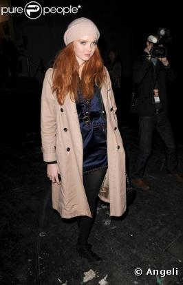 Le mannequin Lilly Cole au défilé Vivienne Westwood en robe de soie, manteau et bonnet assortis... Sans oublier sa divine chevelure flamboyante!