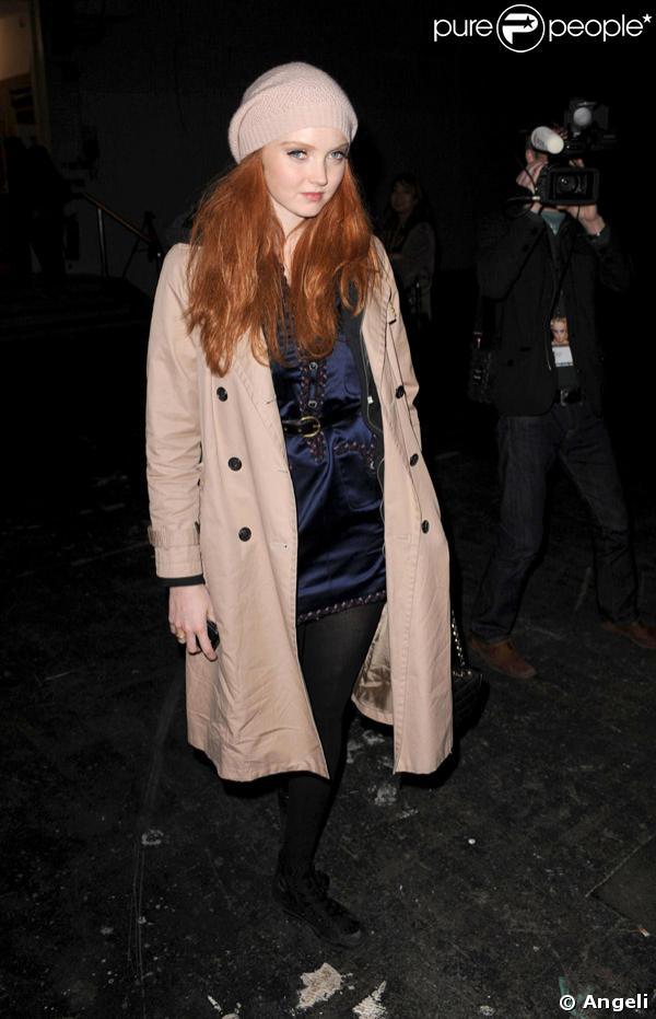 Le mannequin Lilly Cole au défilé Vivienne Westwood en robe de soie, manteau et bonnet assortis... Sans oublier sa divine chevelure flamboyante!