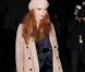 Le mannequin Lilly Cole au défilé Vivienne Westwood en robe de soie, manteau et bonnet assortis... Sans oublier sa divine chevelure flamboyante!