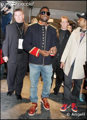 Encore et toujours Kanye West le drogué de mode... Il est de tous les défilés !!!