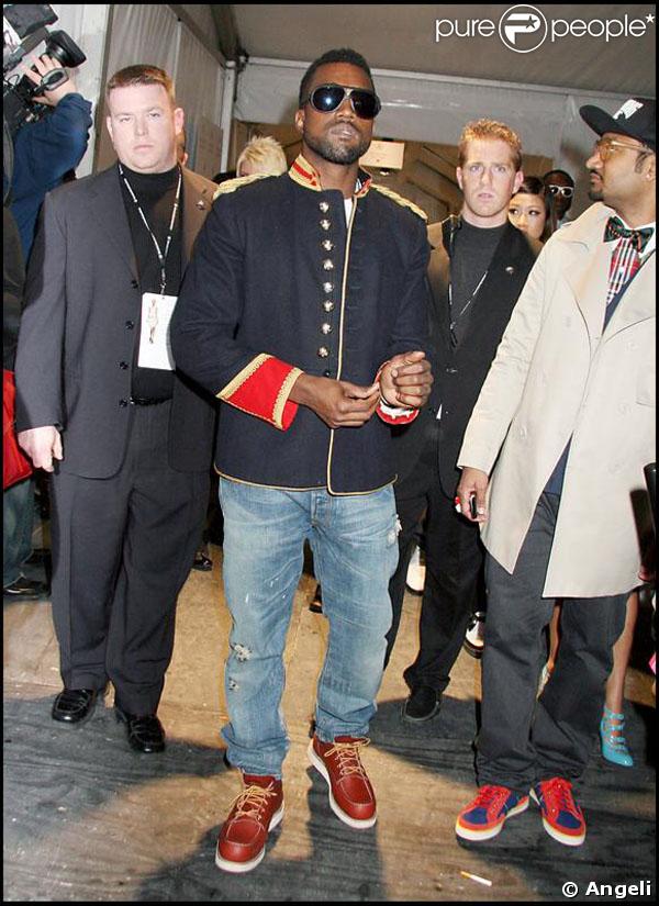Encore et toujours Kanye West le drogué de mode... Il est de tous les défilés !!!