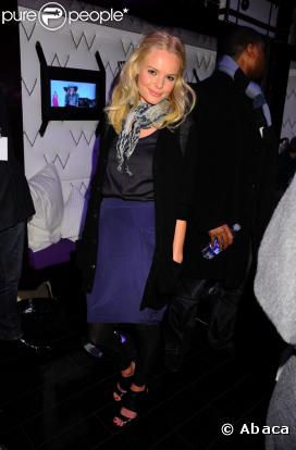 Kate Bosworth à tout compris... Coiffure angélique, long gilet, legging, foulard, une touche de couleur avec sa jupe, et enfin ses chaussures qui sont à TOMBER ! Bravo Kate !
