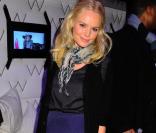 Kate Bosworth à tout compris... Coiffure angélique, long gilet, legging, foulard, une touche de couleur avec sa jupe, et enfin ses chaussures qui sont à TOMBER ! Bravo Kate !