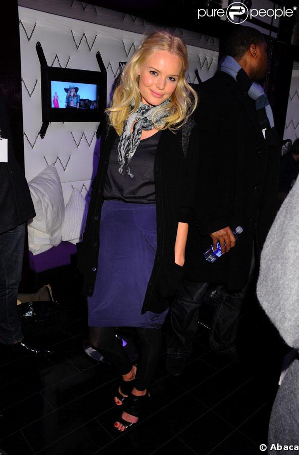 Kate Bosworth à tout compris... Coiffure angélique, long gilet, legging, foulard, une touche de couleur avec sa jupe, et enfin ses chaussures qui sont à TOMBER ! Bravo Kate !